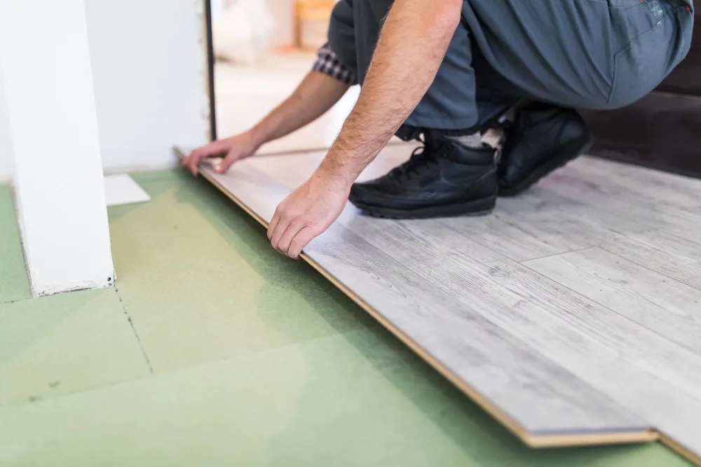 Salón en Burgos antes y después de instalar tarima flotante: de suelo antiguo a tarima laminada nueva con acabado uniforme